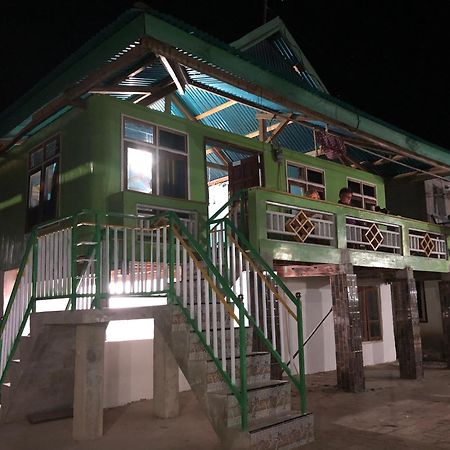 Dua Putri Komodo Homestay Exterior foto