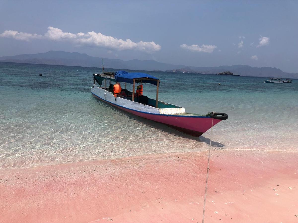 Dua Putri Komodo Homestay Exterior foto