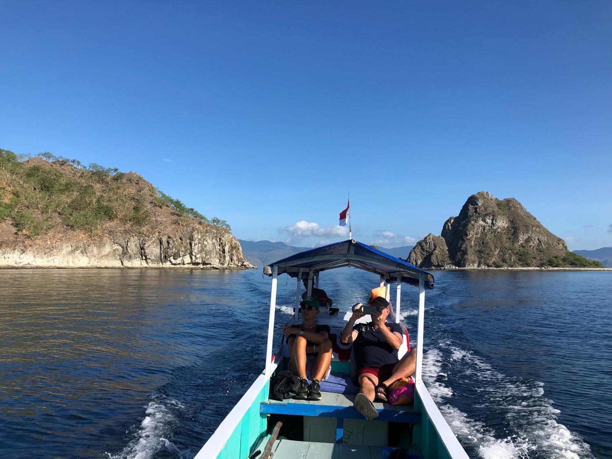 Dua Putri Komodo Homestay Exterior foto