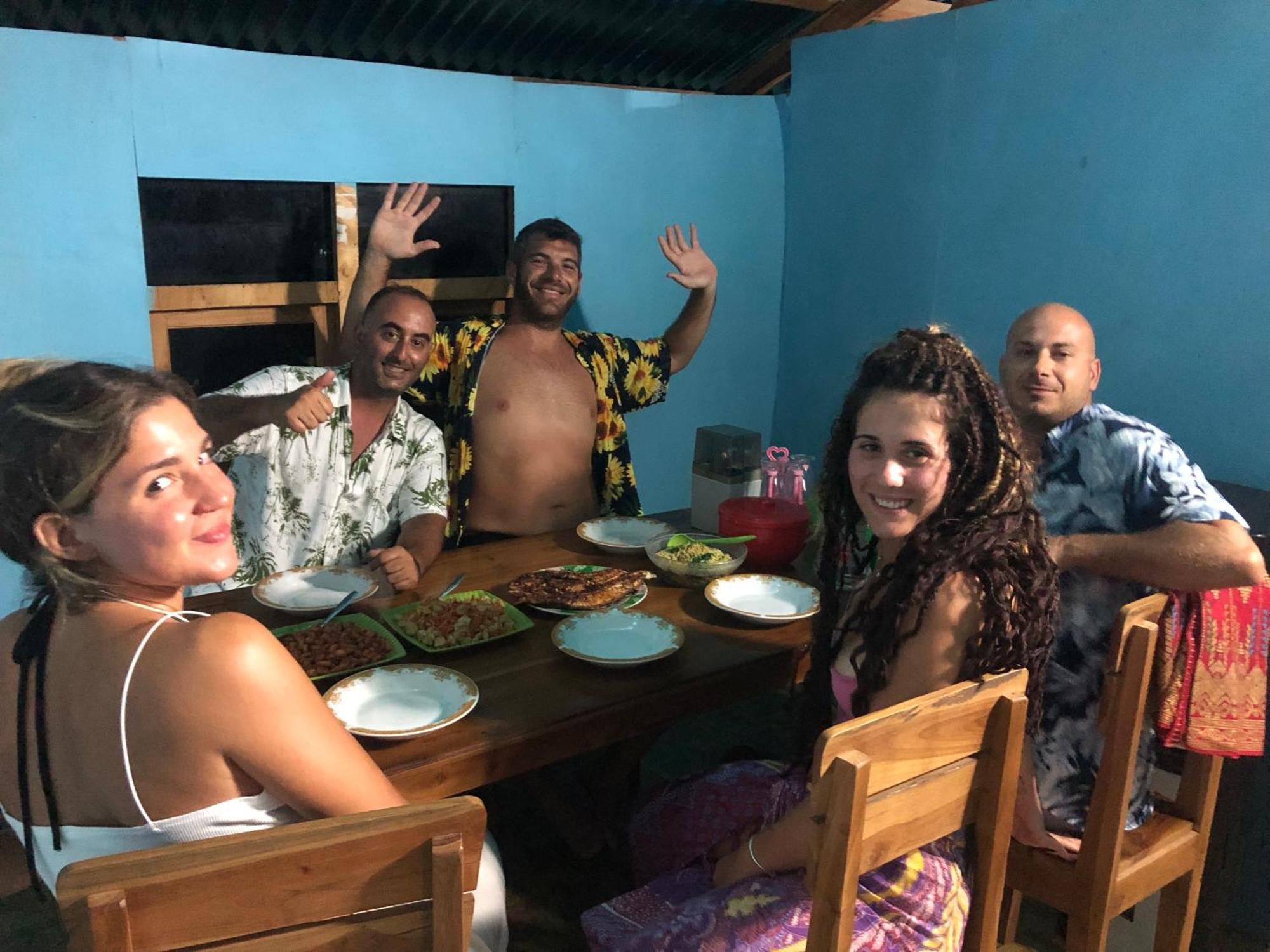 Dua Putri Komodo Homestay Exterior foto