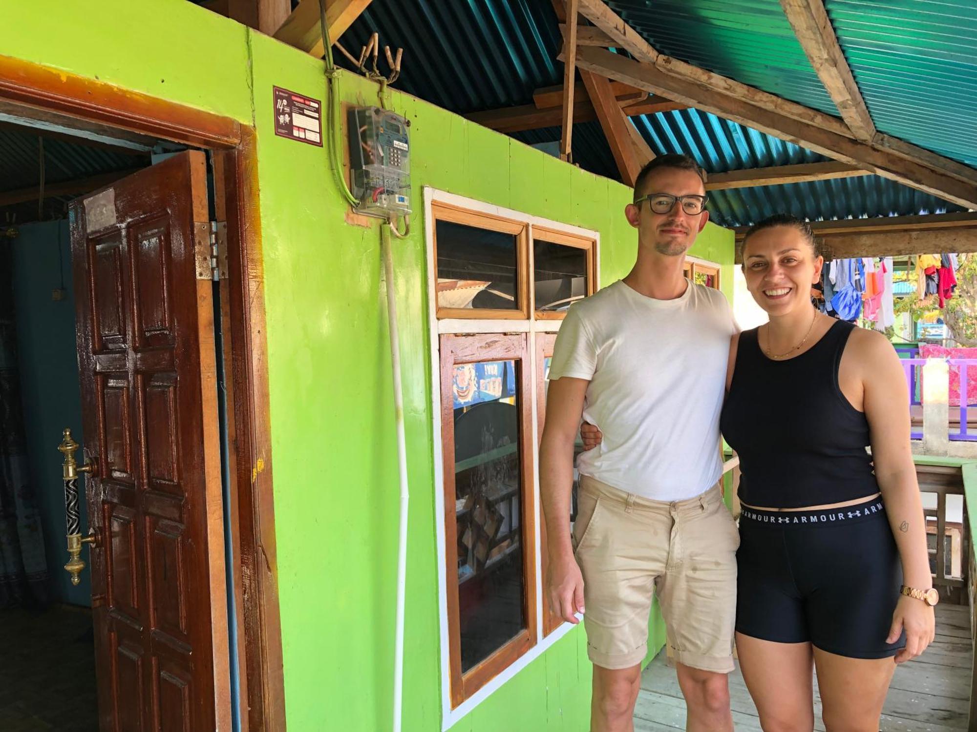 Dua Putri Komodo Homestay Exterior foto