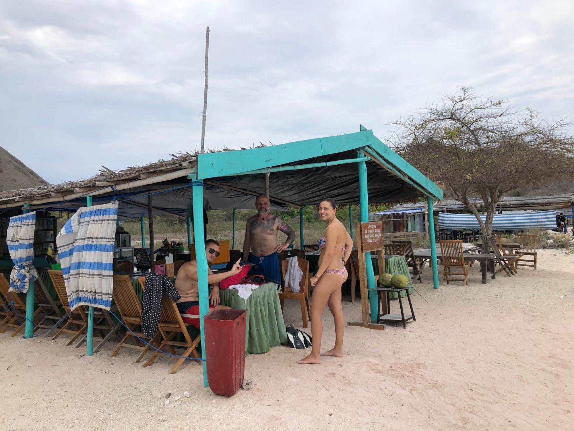 Dua Putri Komodo Homestay Exterior foto