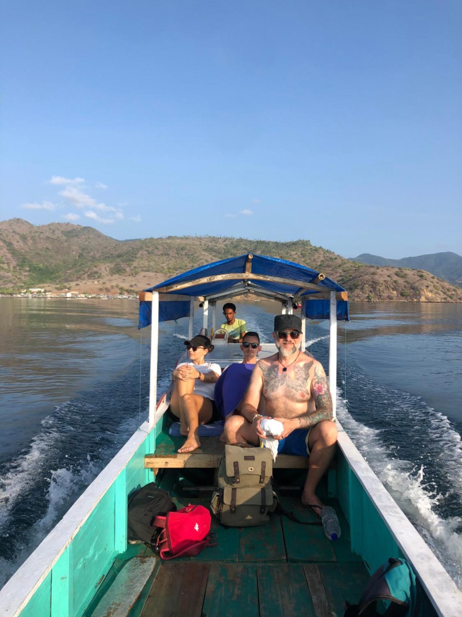 Dua Putri Komodo Homestay Exterior foto