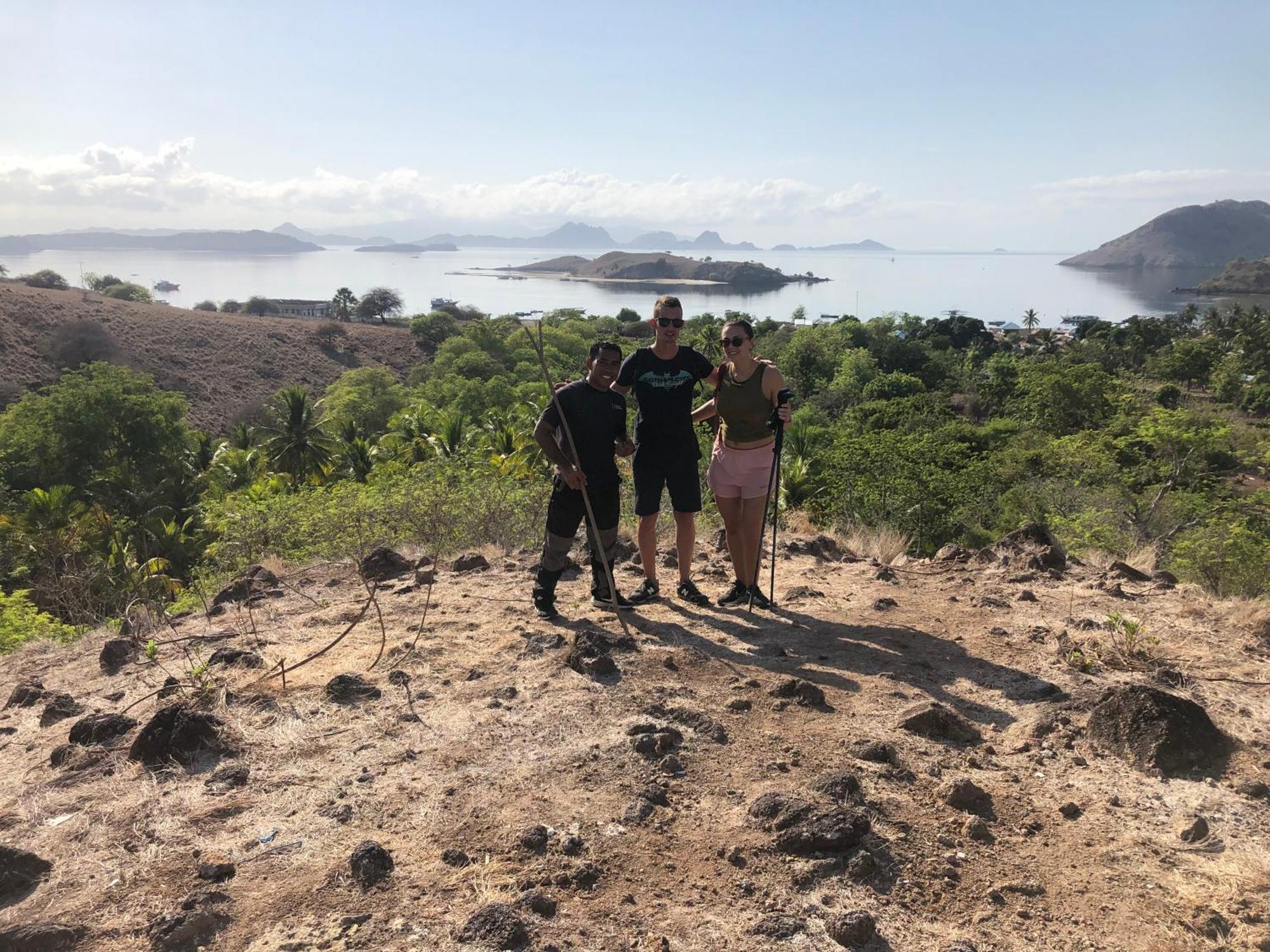 Dua Putri Komodo Homestay Exterior foto