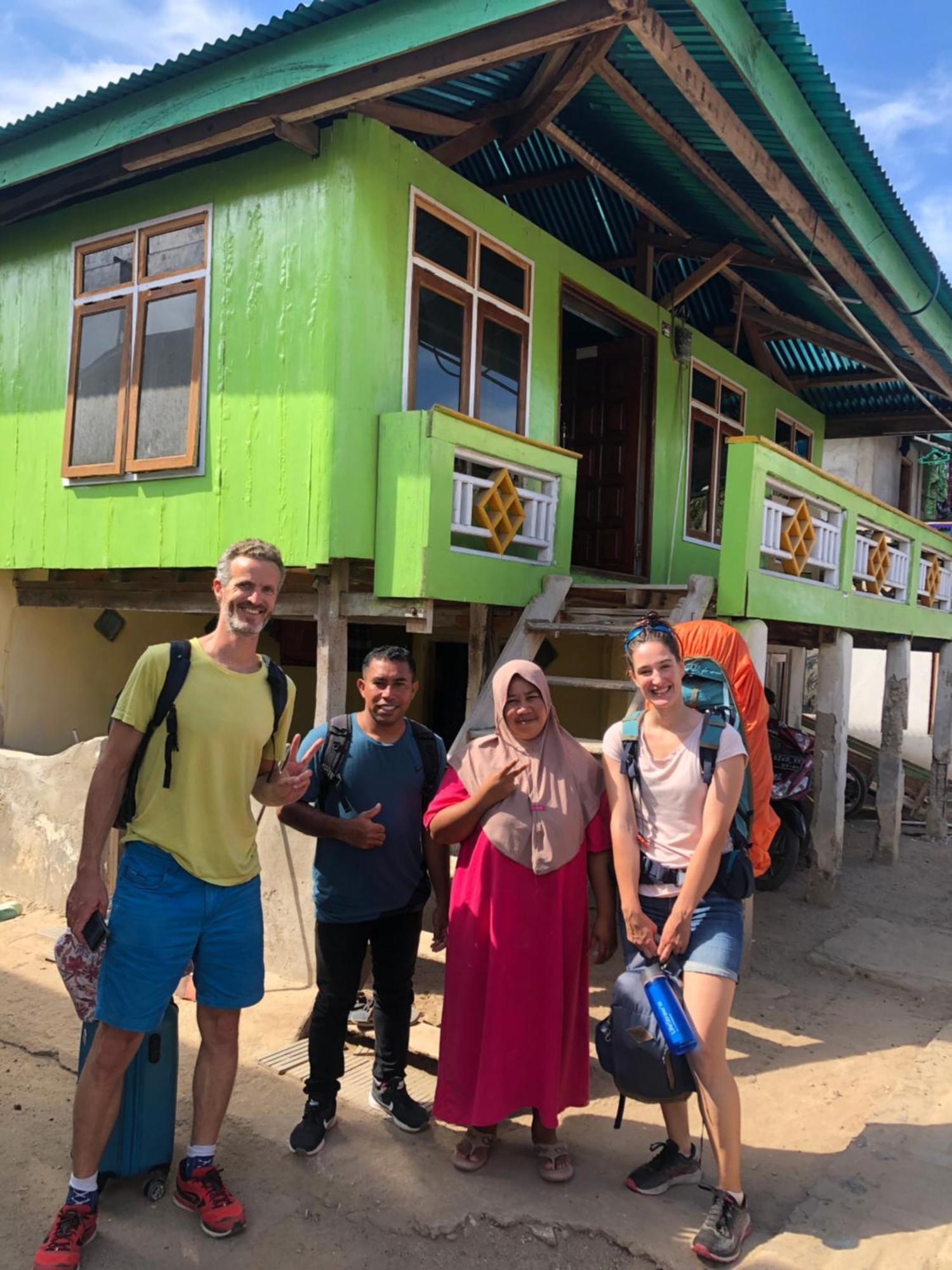 Dua Putri Komodo Homestay Exterior foto