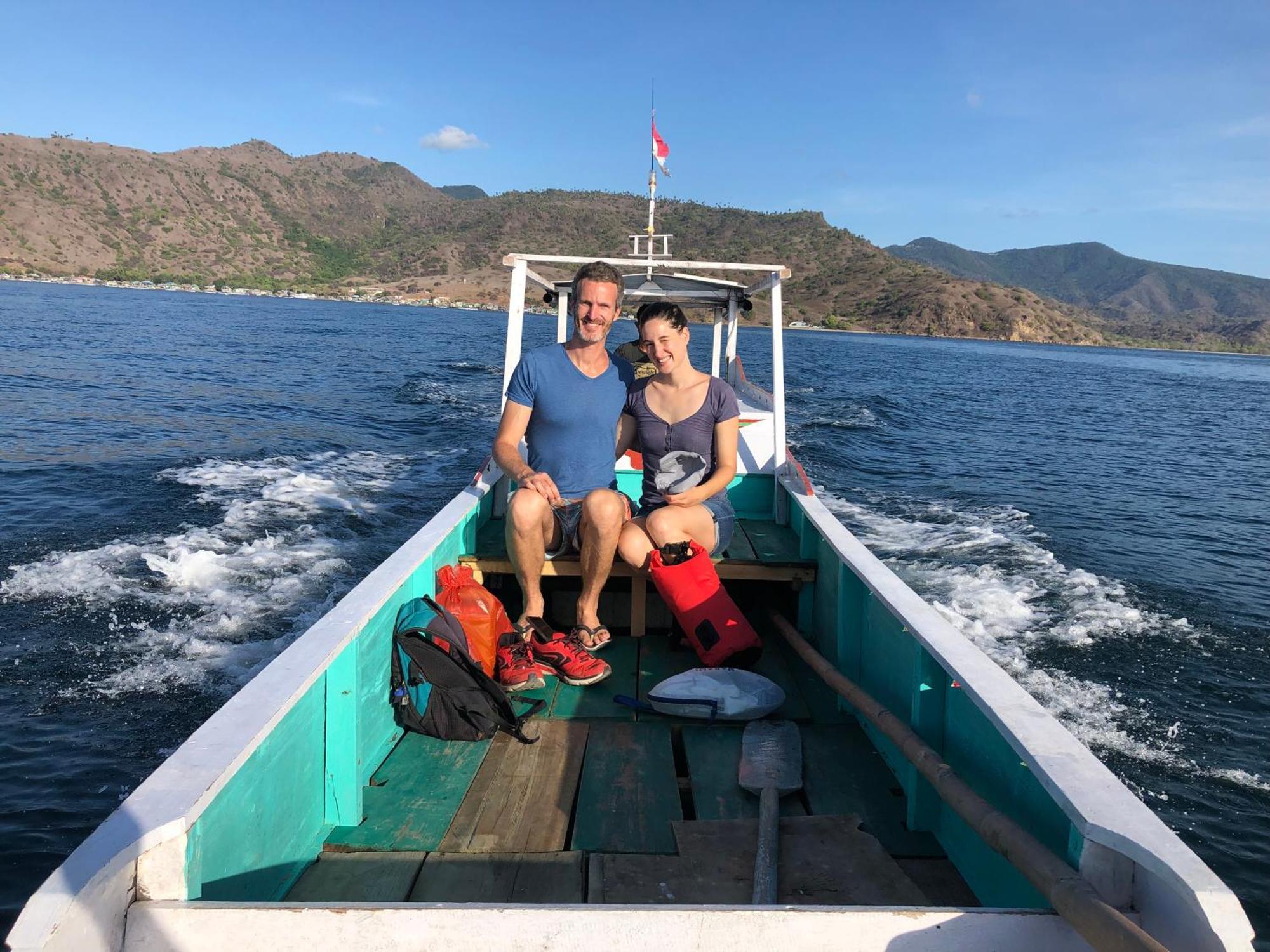 Dua Putri Komodo Homestay Exterior foto