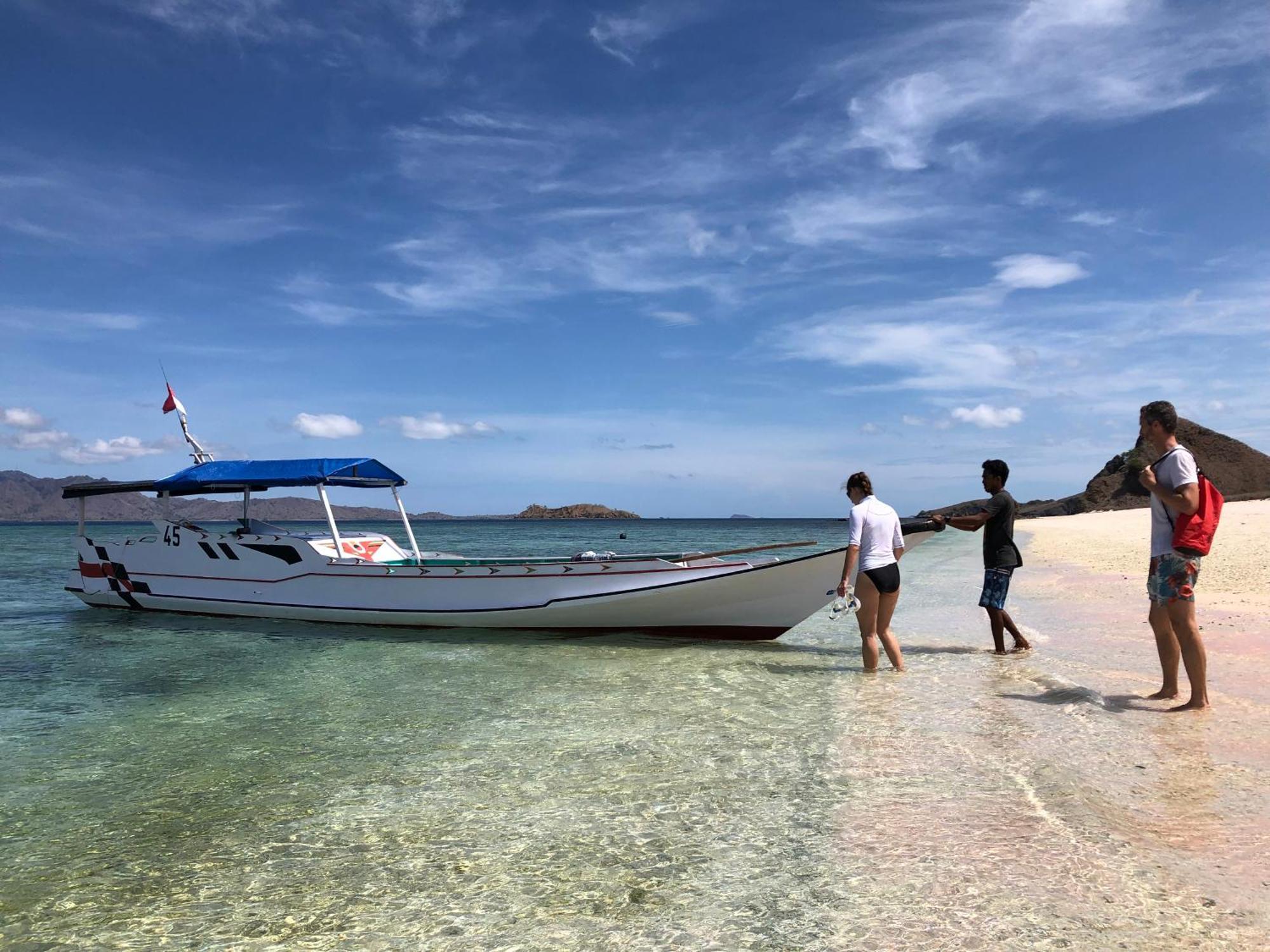 Dua Putri Komodo Homestay Exterior foto