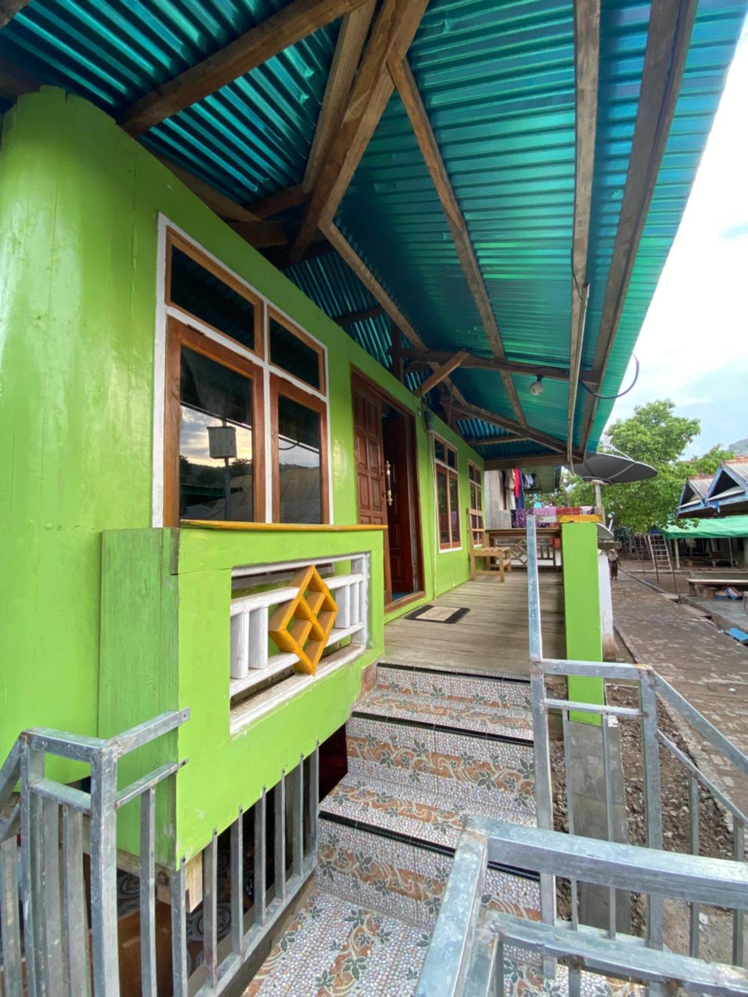 Dua Putri Komodo Homestay Exterior foto