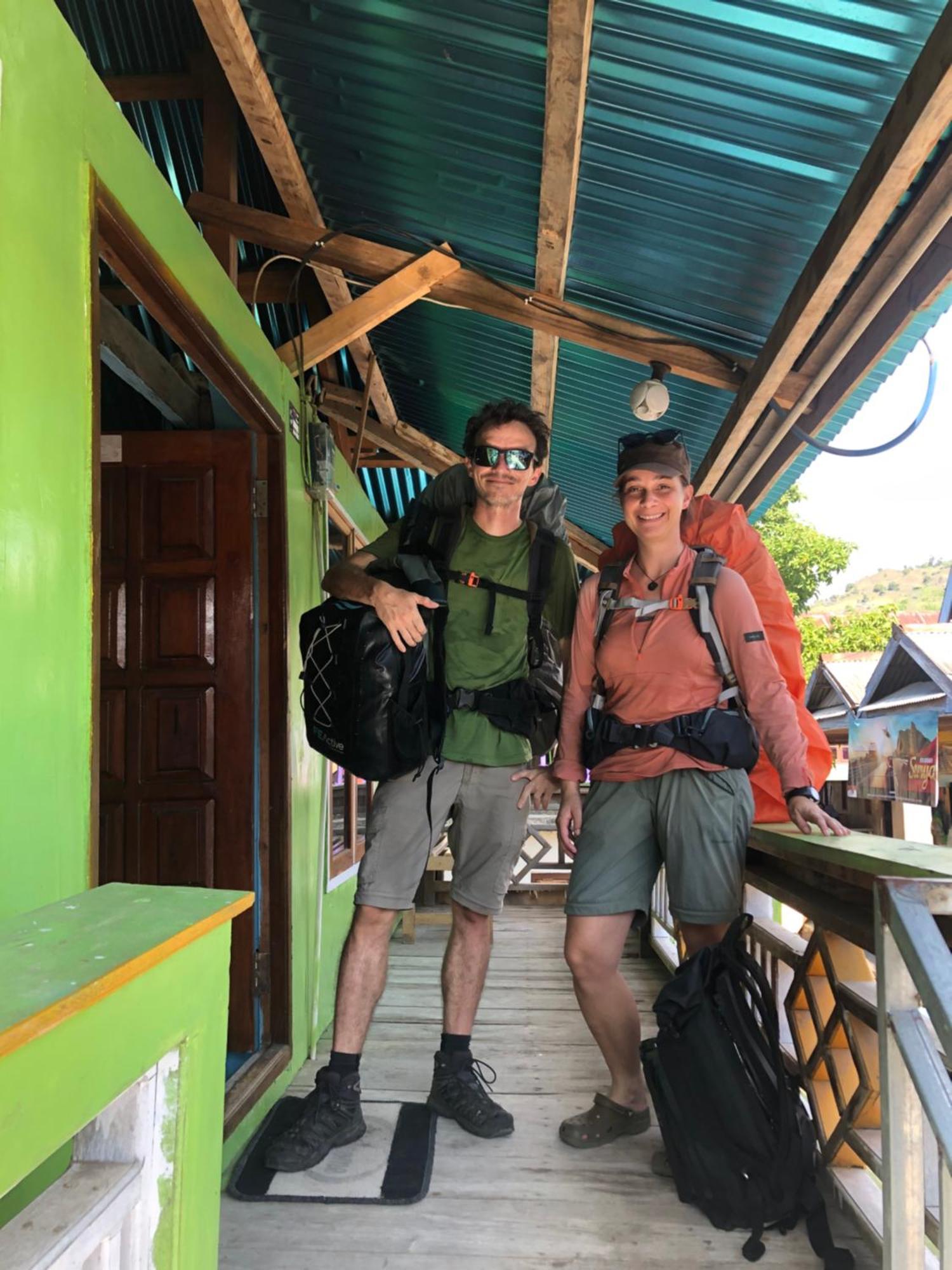 Dua Putri Komodo Homestay Exterior foto