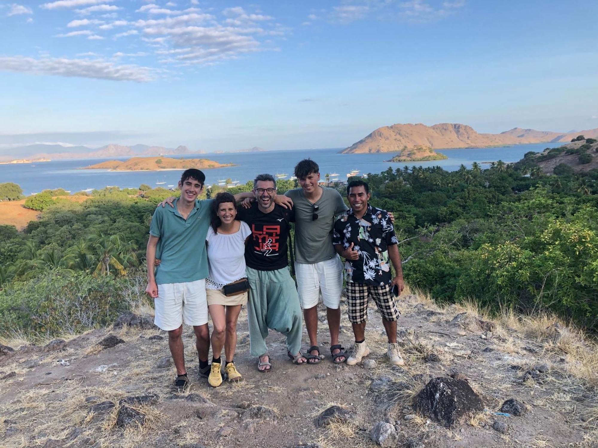 Dua Putri Komodo Homestay Exterior foto