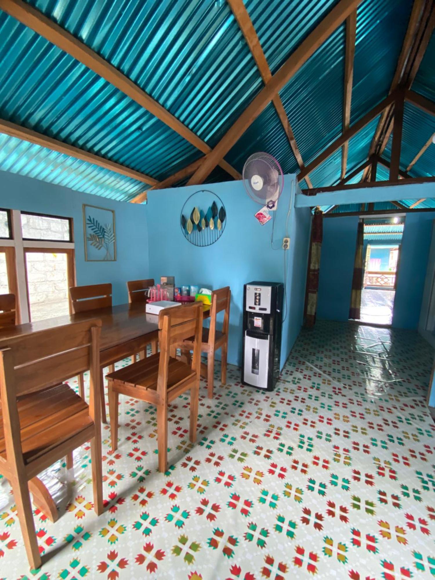 Dua Putri Komodo Homestay Exterior foto